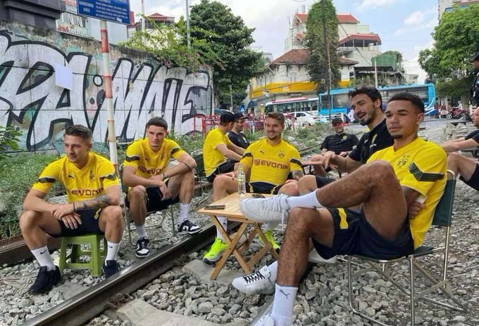 Cầu thủ Dortmund ngồi "cà phê đường tàu": "Các cầu thủ đã tự ý lấy bàn, ghế ra ngồi"