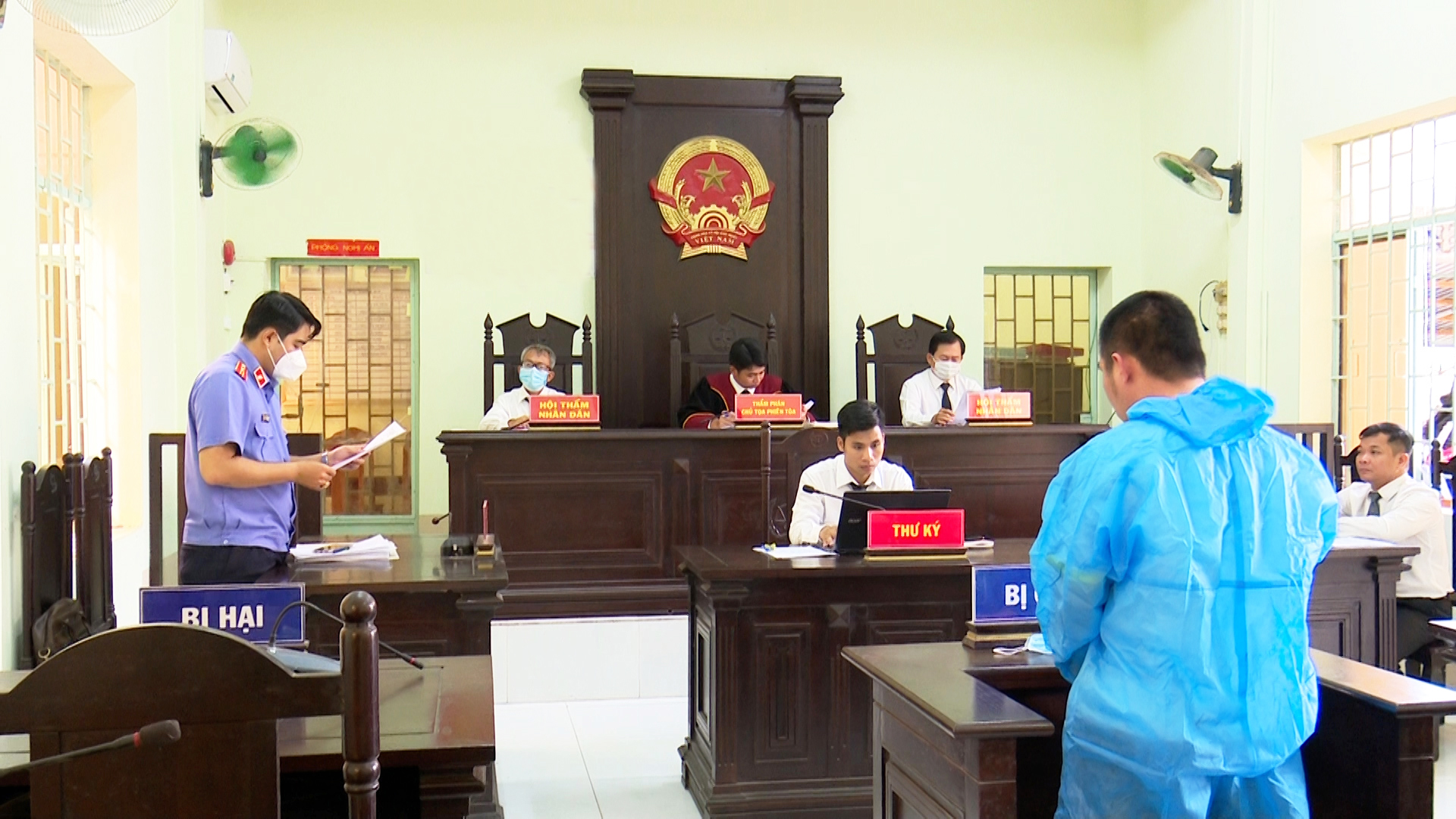 Gã trai đốt xe máy, ném vỡ kính ôtô cứu thương do ảo giác ma túy - Ảnh 1.