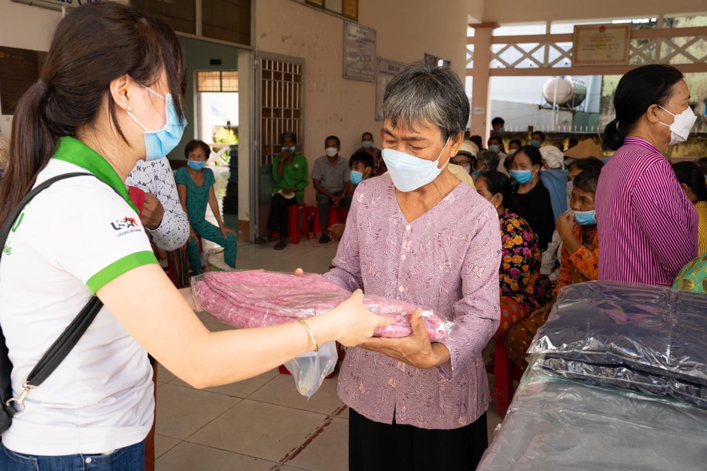 C&ocirc;ng ty CP Dược phẩm Phong Ph&uacute; kh&aacute;m bệnh, tặng qu&agrave; cho người d&acirc;n huyện Tiểu Cần, Tr&agrave; Vinh - Ảnh 2.