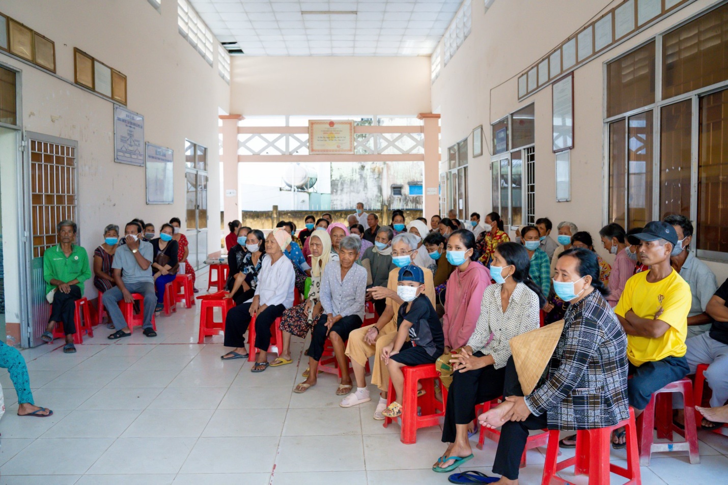 C&ocirc;ng ty CP Dược phẩm Phong Ph&uacute; kh&aacute;m bệnh, tặng qu&agrave; cho người d&acirc;n huyện Tiểu Cần, Tr&agrave; Vinh - Ảnh 3.
