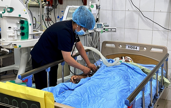 1 người chết, 5 nhập viện sau bữa cơm có uống rượu