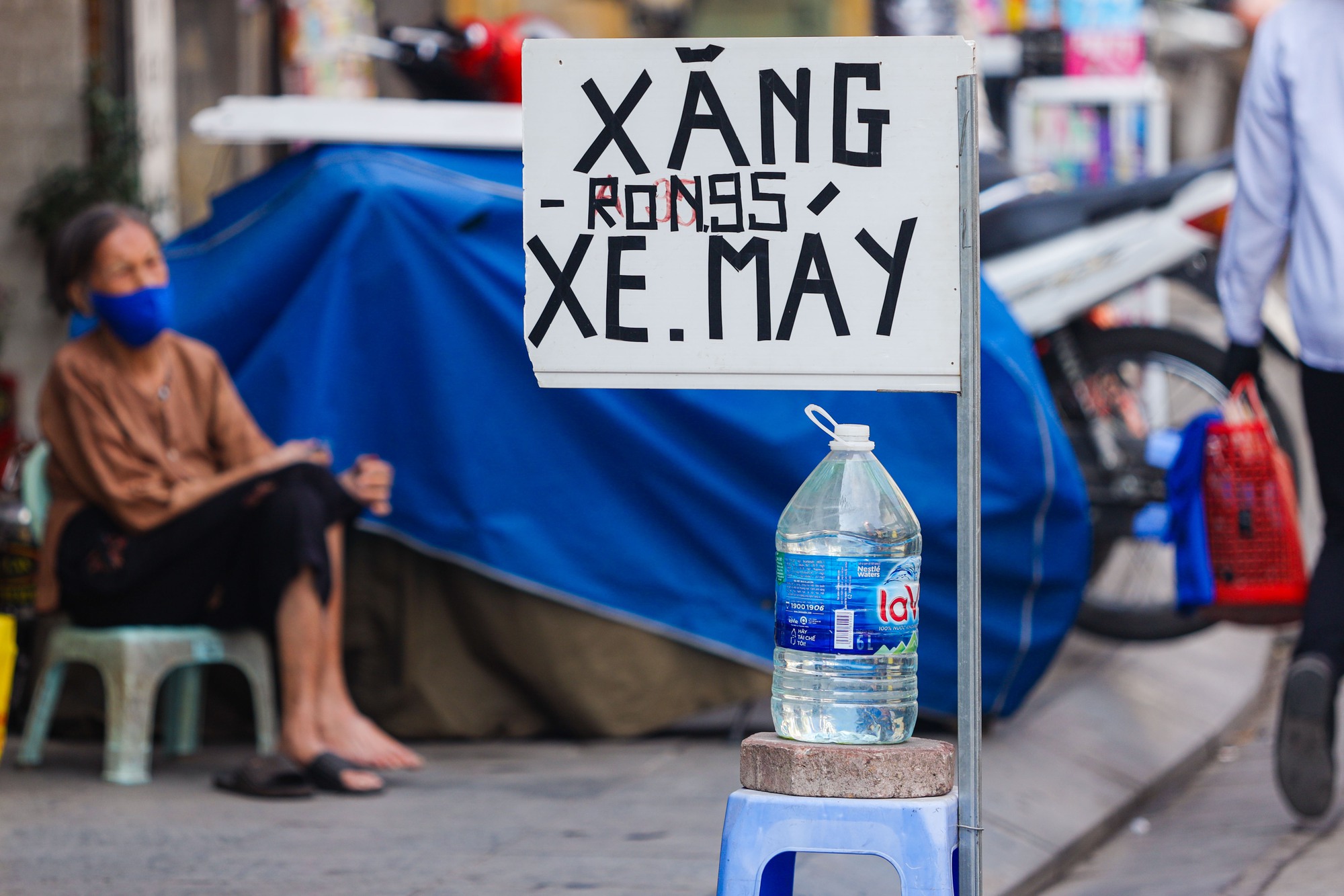 Kh&aacute;t xăng, cửa h&agrave;ng b&aacute;n cầm chừng hoặc đ&oacute;ng cửa - Ảnh 12.