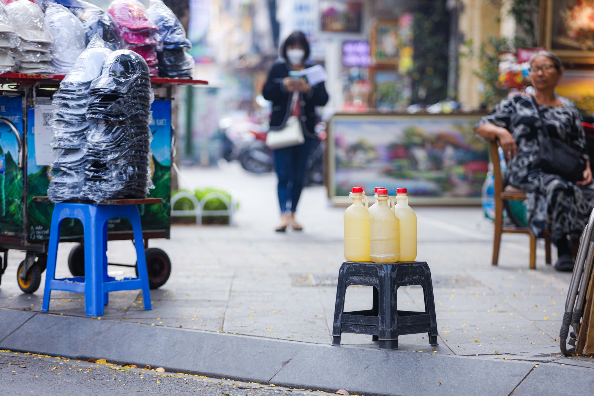Kh&aacute;t xăng, cửa h&agrave;ng b&aacute;n cầm chừng hoặc đ&oacute;ng cửa - Ảnh 11.