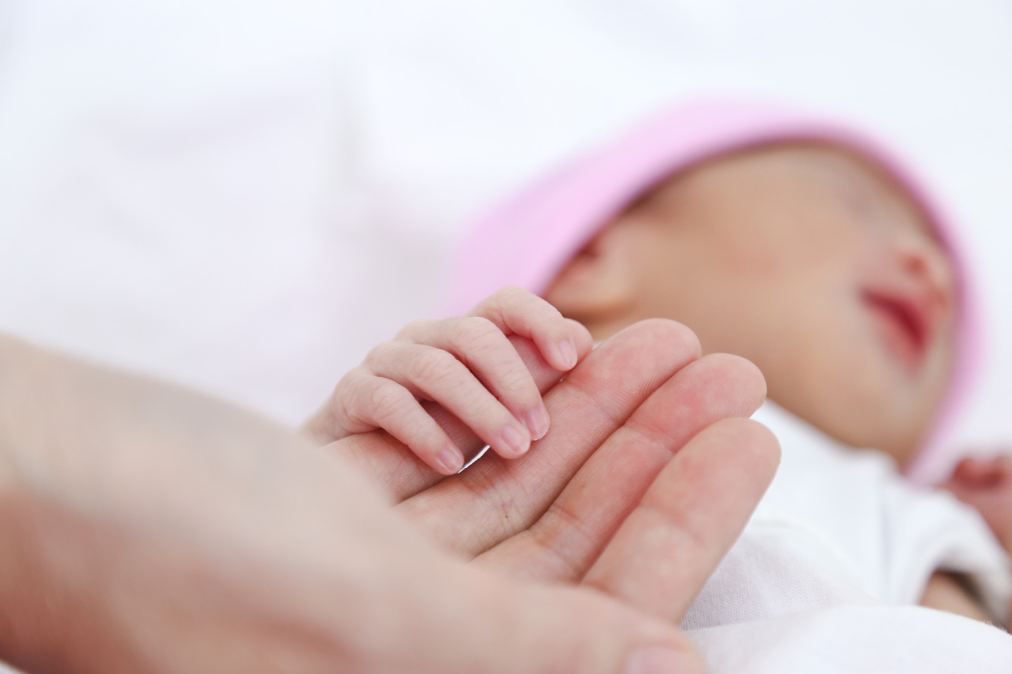 Bé gái sơ sinh mang khối u buồng trứng khi còn trong bụng mẹ