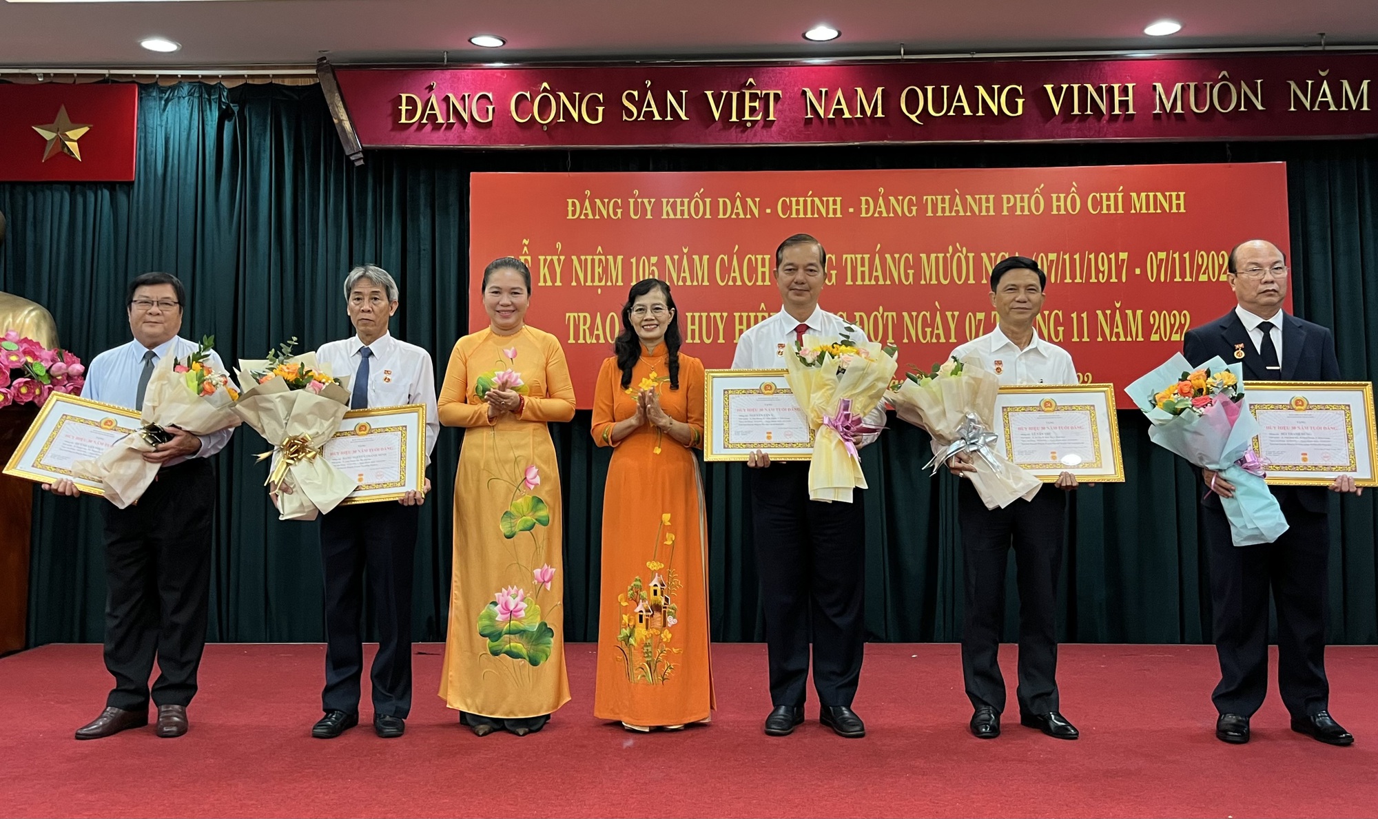 TP HCM kỷ niệm 105 năm Cách mạng Tháng Mười Nga - Ảnh 2.