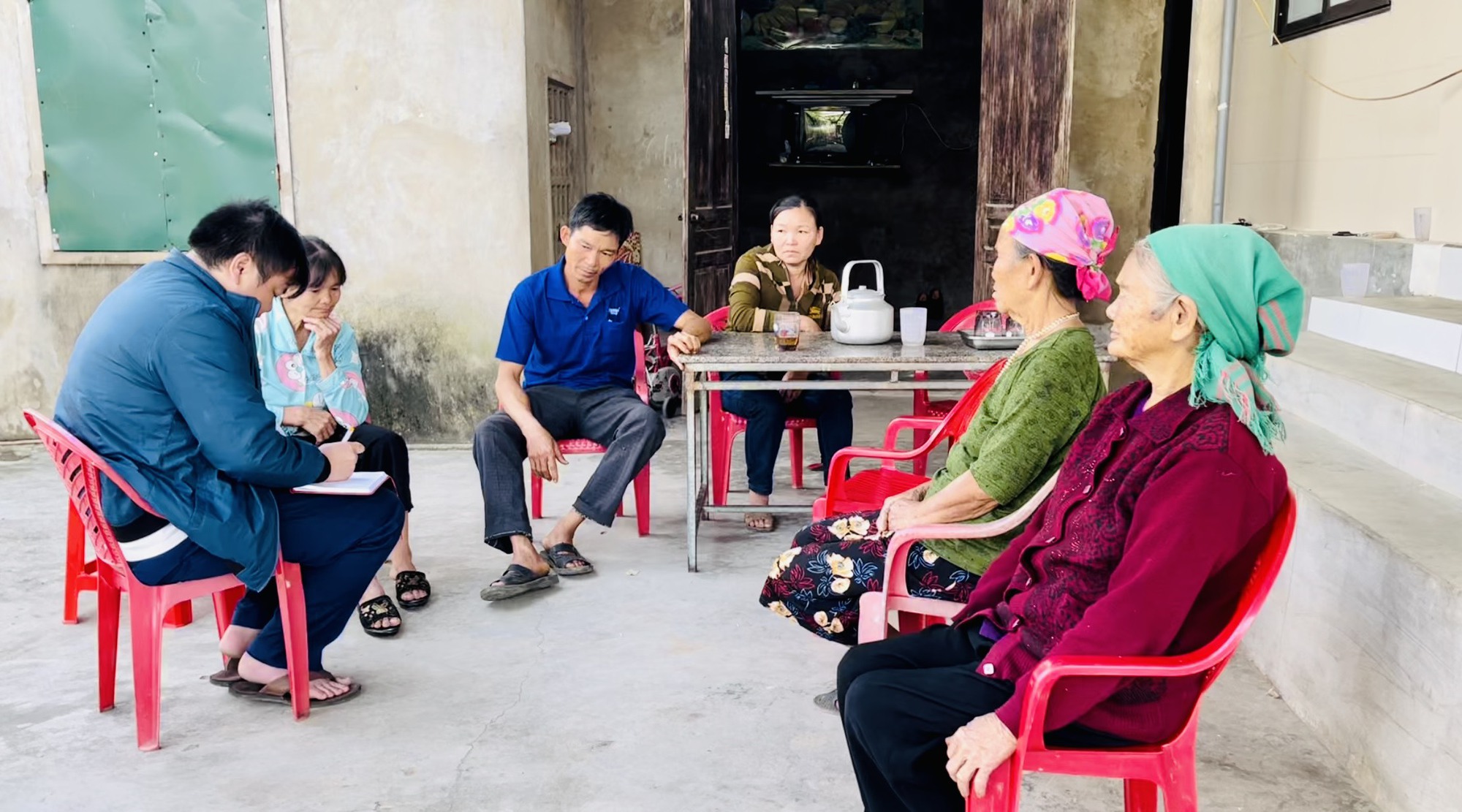Trở về sau gần 30 năm lưu lạc ở Trung Quốc, chị em chỉ biết &ocirc;m nhau kh&oacute;c - Ảnh 3.