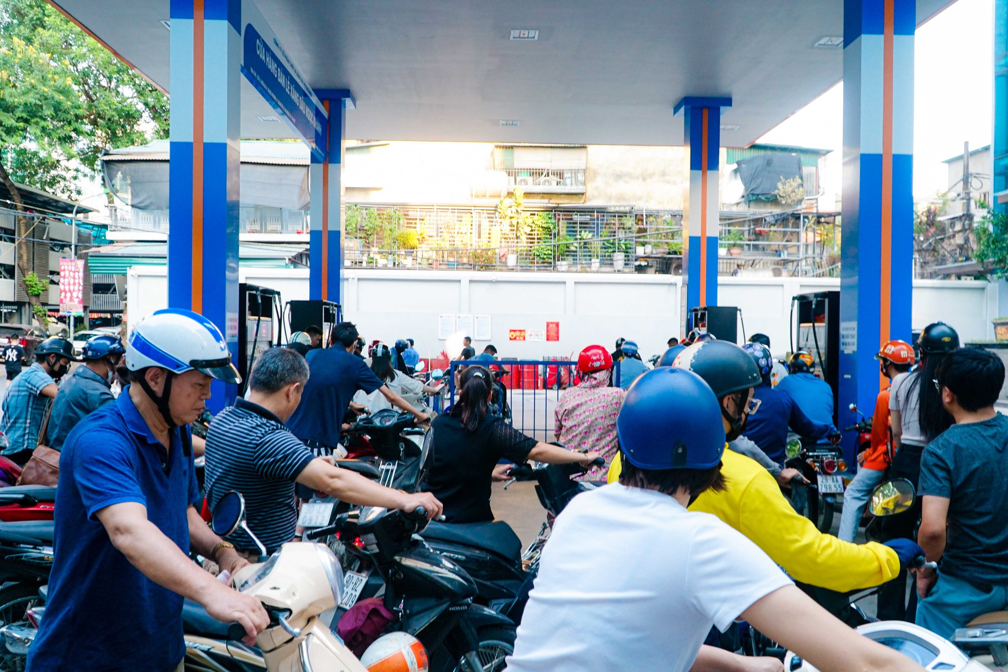 Kh&aacute;t xăng, cửa h&agrave;ng b&aacute;n cầm chừng hoặc đ&oacute;ng cửa - Ảnh 6.