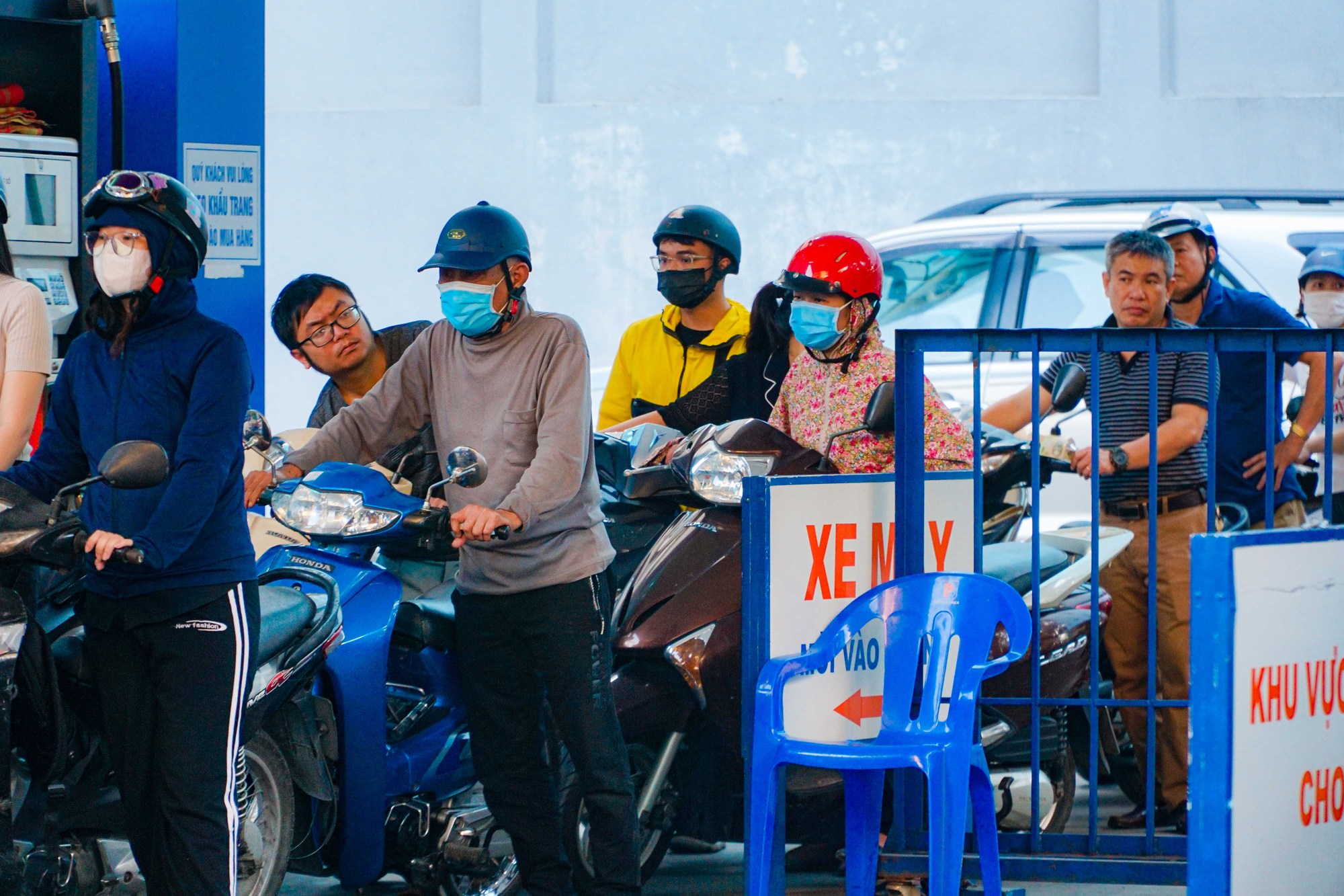 Kh&aacute;t xăng, cửa h&agrave;ng b&aacute;n cầm chừng hoặc đ&oacute;ng cửa - Ảnh 9.