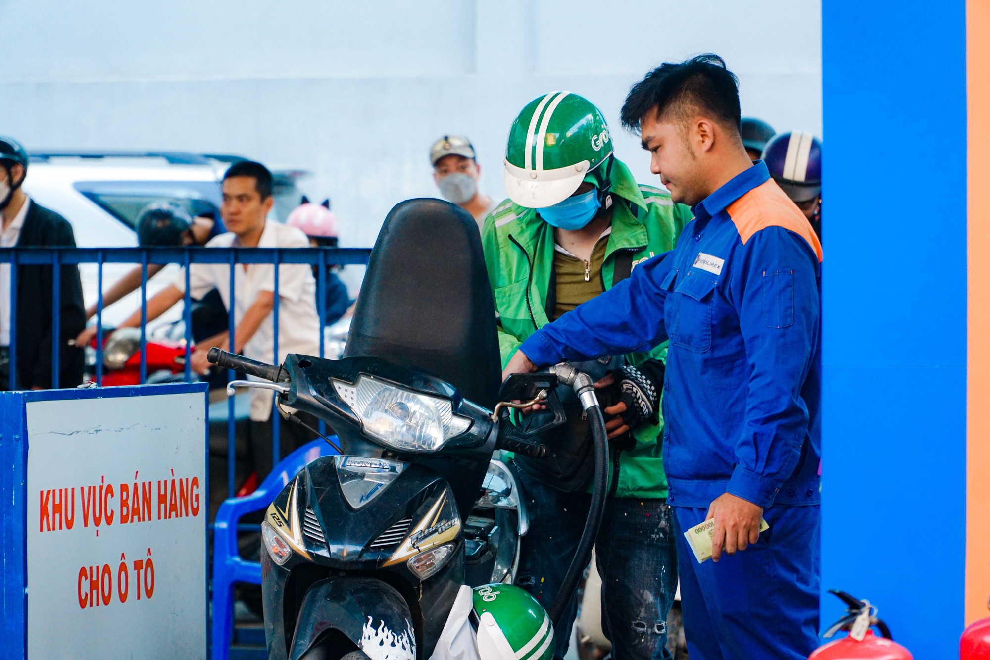 Kh&aacute;t xăng, cửa h&agrave;ng b&aacute;n cầm chừng hoặc đ&oacute;ng cửa - Ảnh 8.