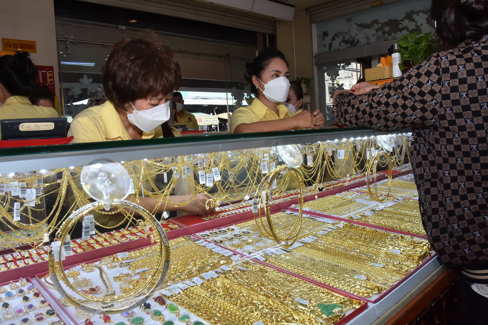 Giá vàng hôm nay 4-11: Giảm mạnh rồi vọt lên dù đồng USD tăng giá