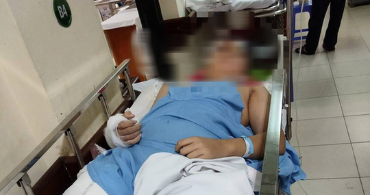 Nam sinh rơi từ tầng 3 trong trường xuống, nghi do bị bạn trêu đùa