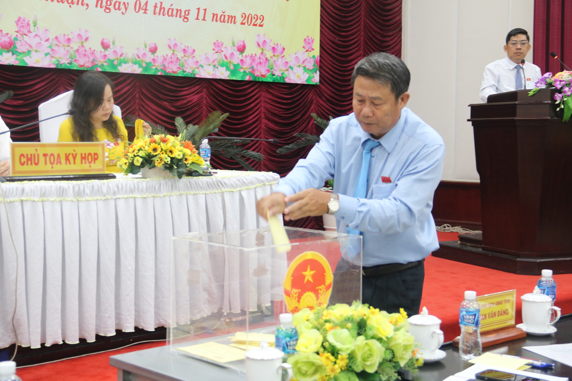 Miễn nhiệm Chủ tịch UBND tỉnh B&igrave;nh Thuận đối với &ocirc;ng L&ecirc; Tuấn Phong - Ảnh 1.