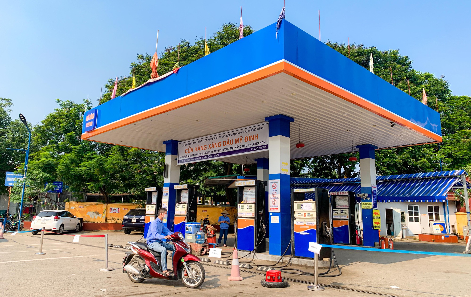 Kh&aacute;t xăng, cửa h&agrave;ng b&aacute;n cầm chừng hoặc đ&oacute;ng cửa - Ảnh 10.