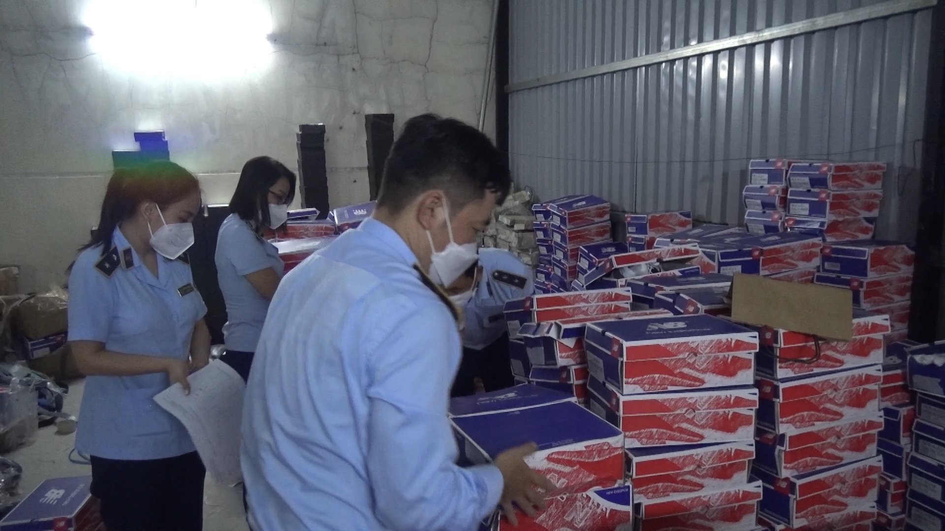 TP HCM: Tạm giữ lô hàng có dấu hiệu giả mạo thương hiệu nổi tiếng
