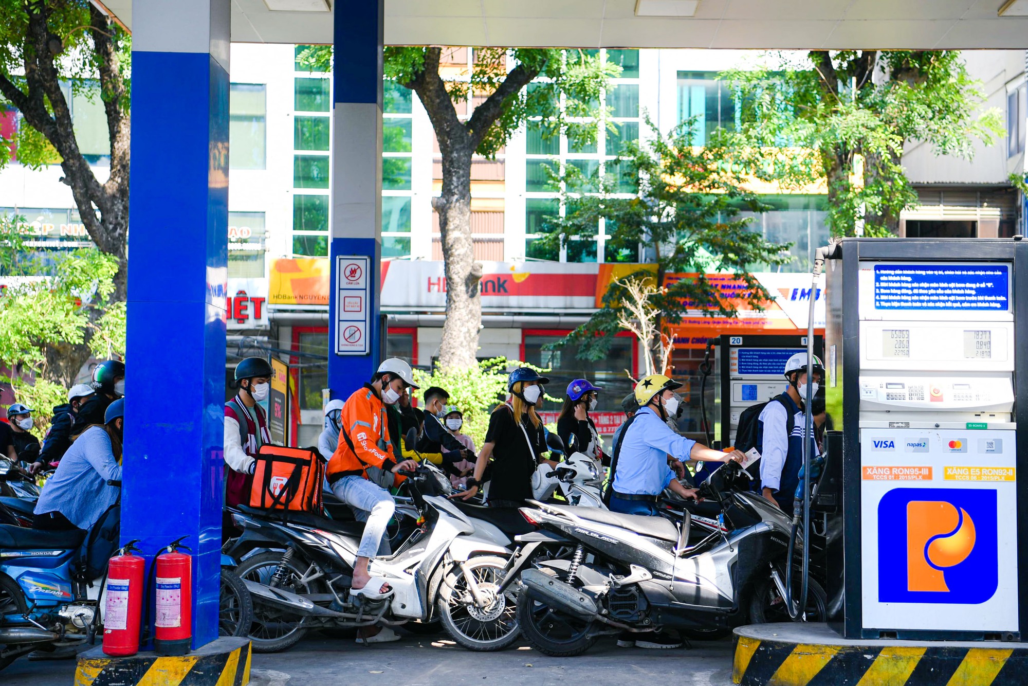 Kh&aacute;t xăng, cửa h&agrave;ng b&aacute;n cầm chừng hoặc đ&oacute;ng cửa - Ảnh 3.