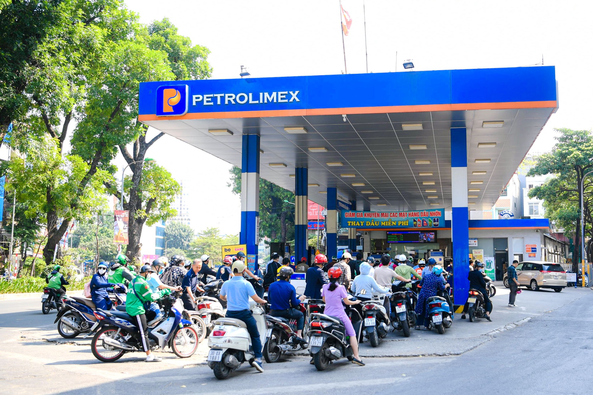 Kh&aacute;t xăng, cửa h&agrave;ng b&aacute;n cầm chừng hoặc đ&oacute;ng cửa - Ảnh 1.