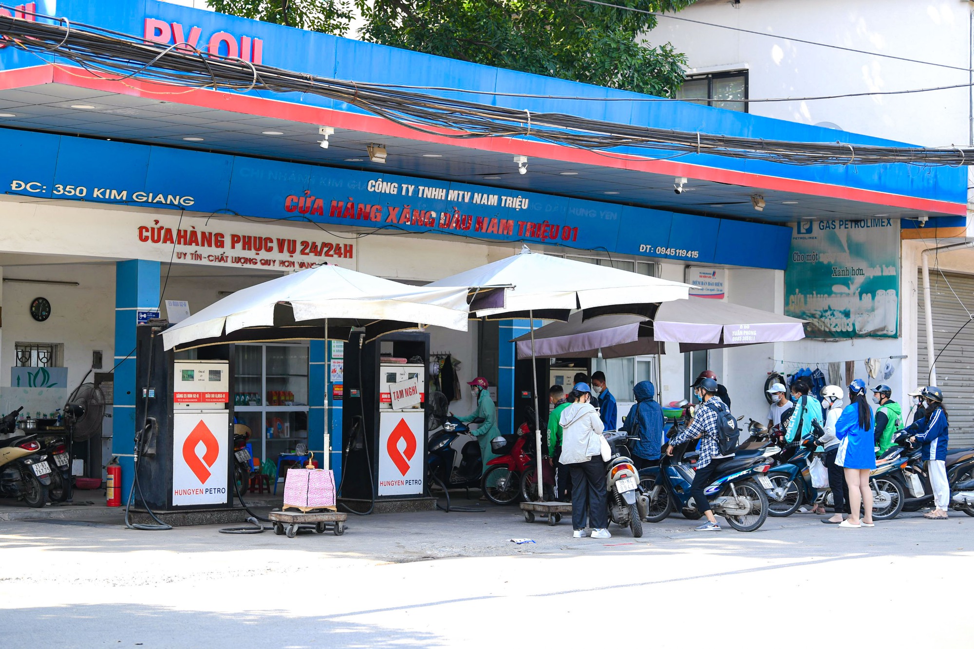 Kh&aacute;t xăng, cửa h&agrave;ng b&aacute;n cầm chừng hoặc đ&oacute;ng cửa - Ảnh 4.