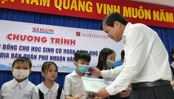 Trao 120 suất học bổng cho học sinh khó khăn ở TP HCM