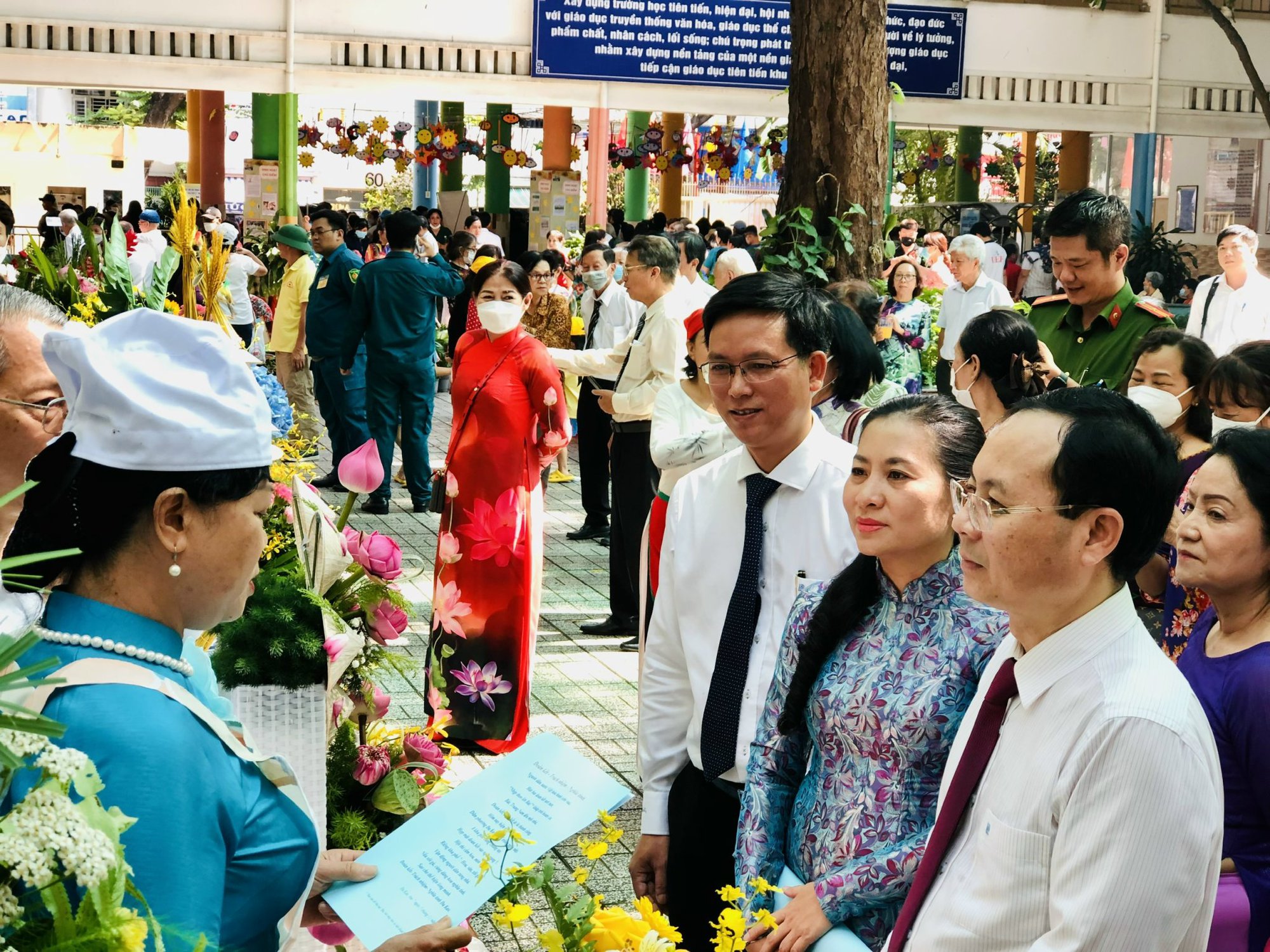 Phó Bí thư Nguyễn Văn Hiếu dự Ngày hội Đại đoàn kết toàn dân tộc, tặng quà cho người nghèo
