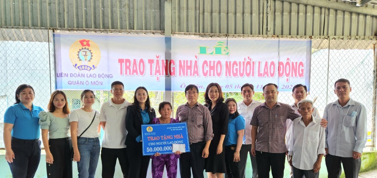 Tặng 2 căn nh&agrave; cho người lao động kh&oacute; khăn ở Cần Thơ - Ảnh 2.