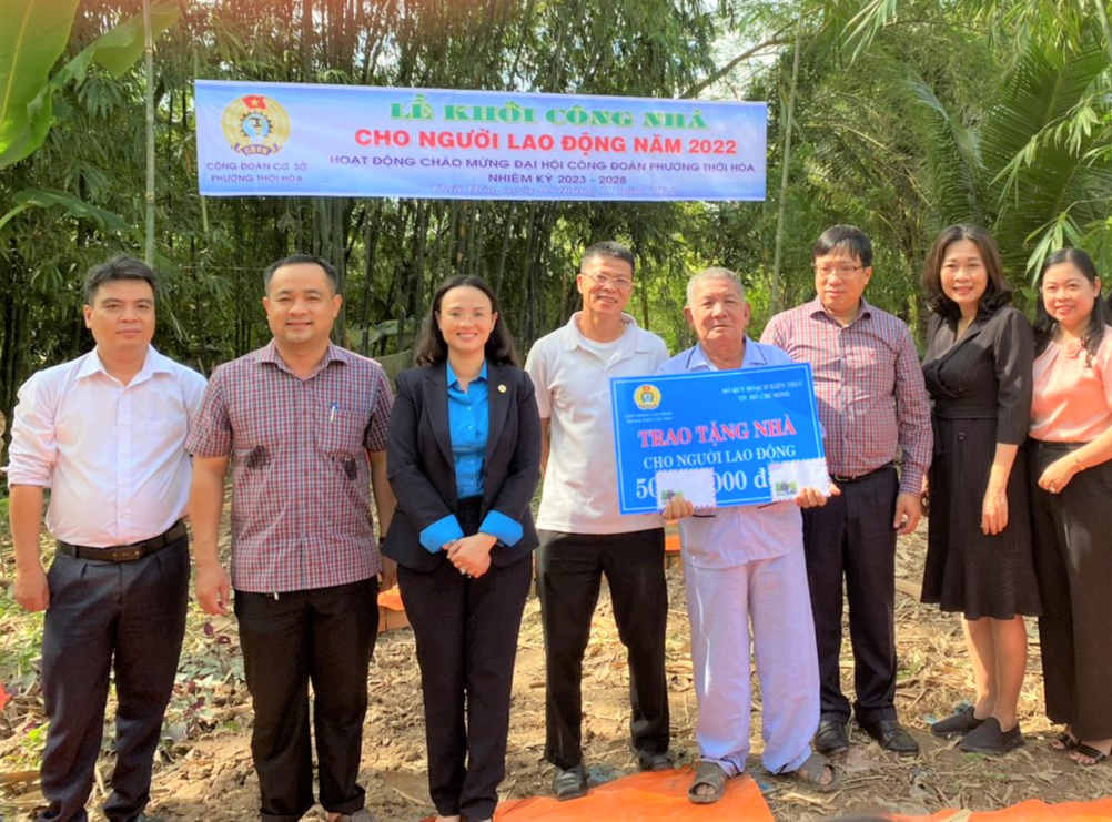 Tặng 2 căn nhà cho người lao động khó khăn ở Cần Thơ