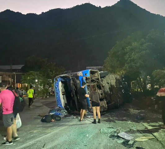 Xe chở đoàn du khách nước ngoài gặp nạn, 20 người bị thương