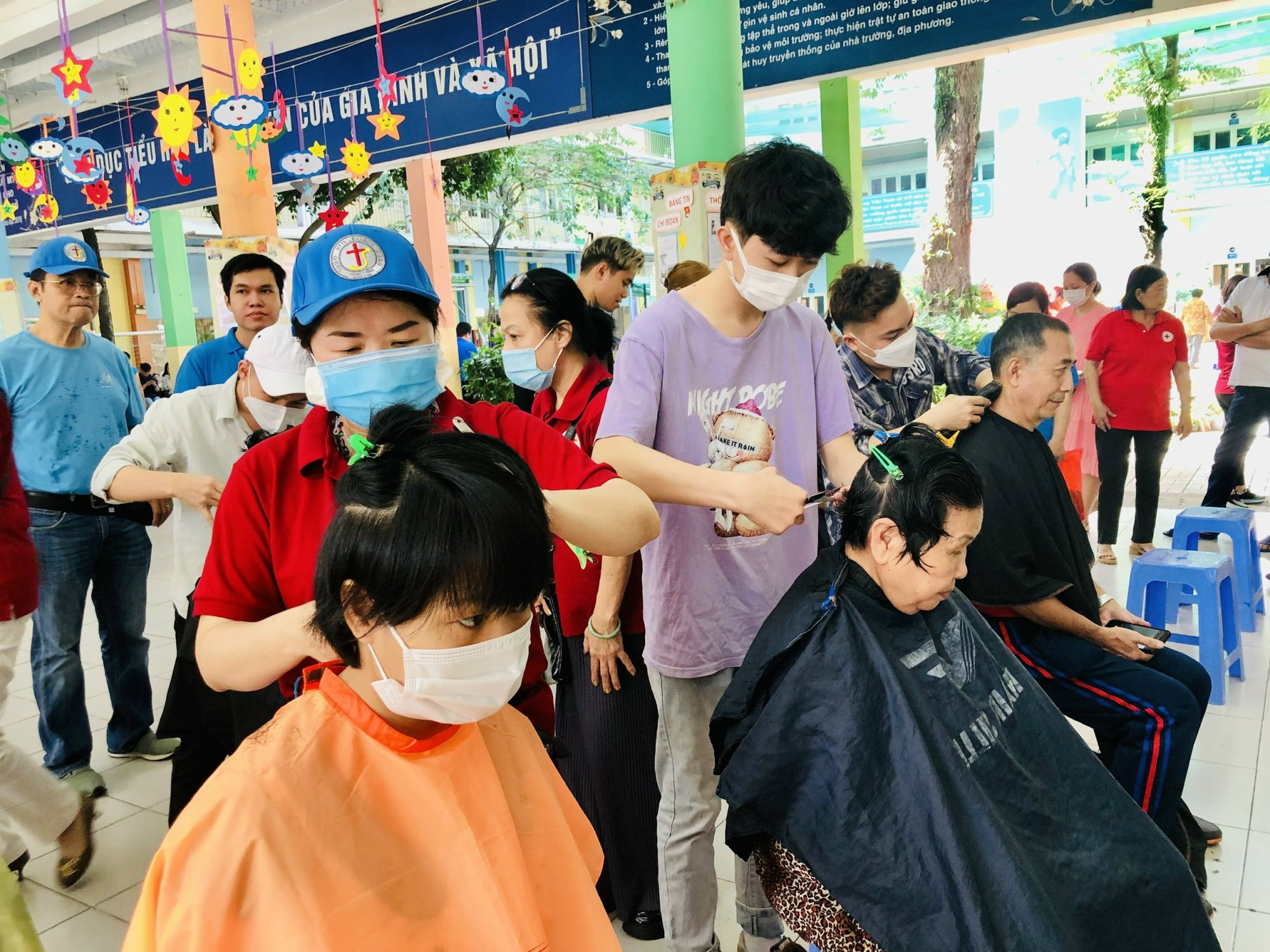 Phó Bí thư Nguyễn Văn Hiếu dự Ngày hội Đại đoàn kết toàn dân tộc, tặng quà cho người nghèo - Ảnh 2.