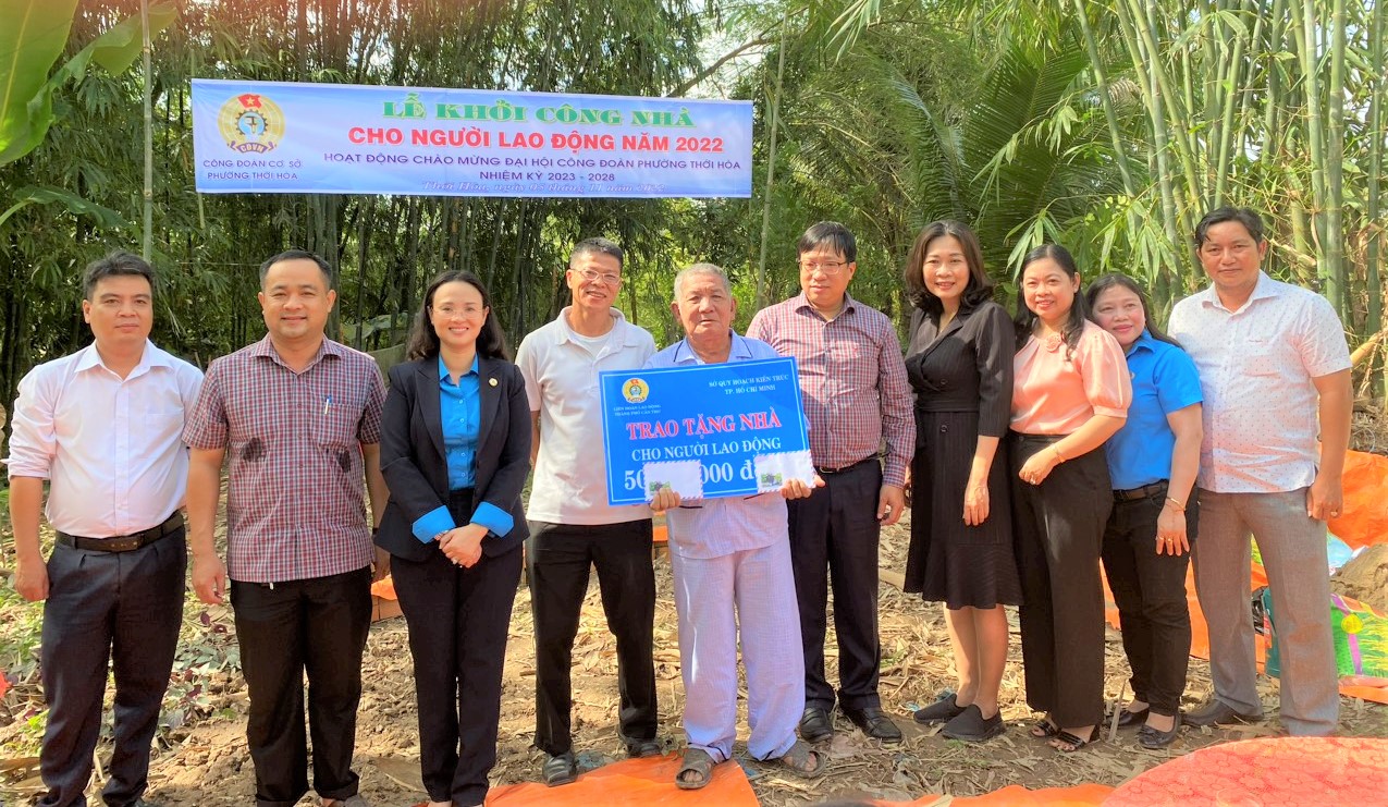 Tặng 2 căn nh&agrave; cho người lao động kh&oacute; khăn ở Cần Thơ - Ảnh 1.