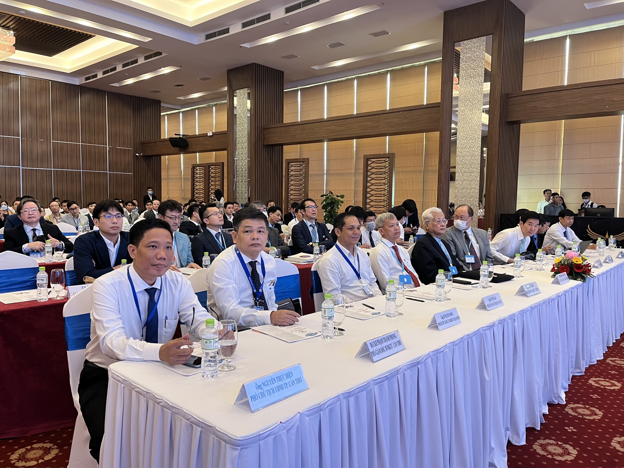 Nhiều chuyên gia đầu ngành về cột sống từ Nhật Bản, Thái Lan đến Cần Thơ