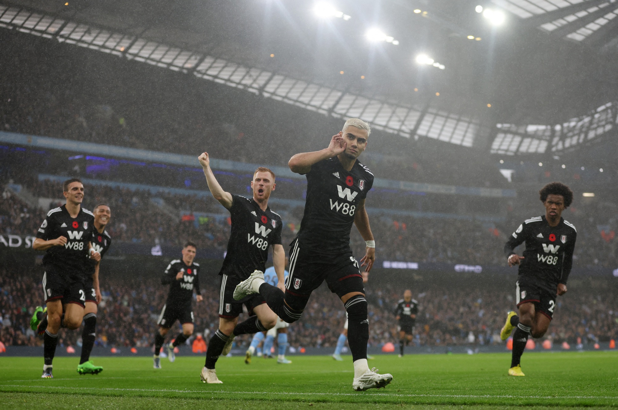Chấp thẻ đỏ và phạt đền, Man City trở lại ngôi đầu Ngoại hạng - Ảnh 4.