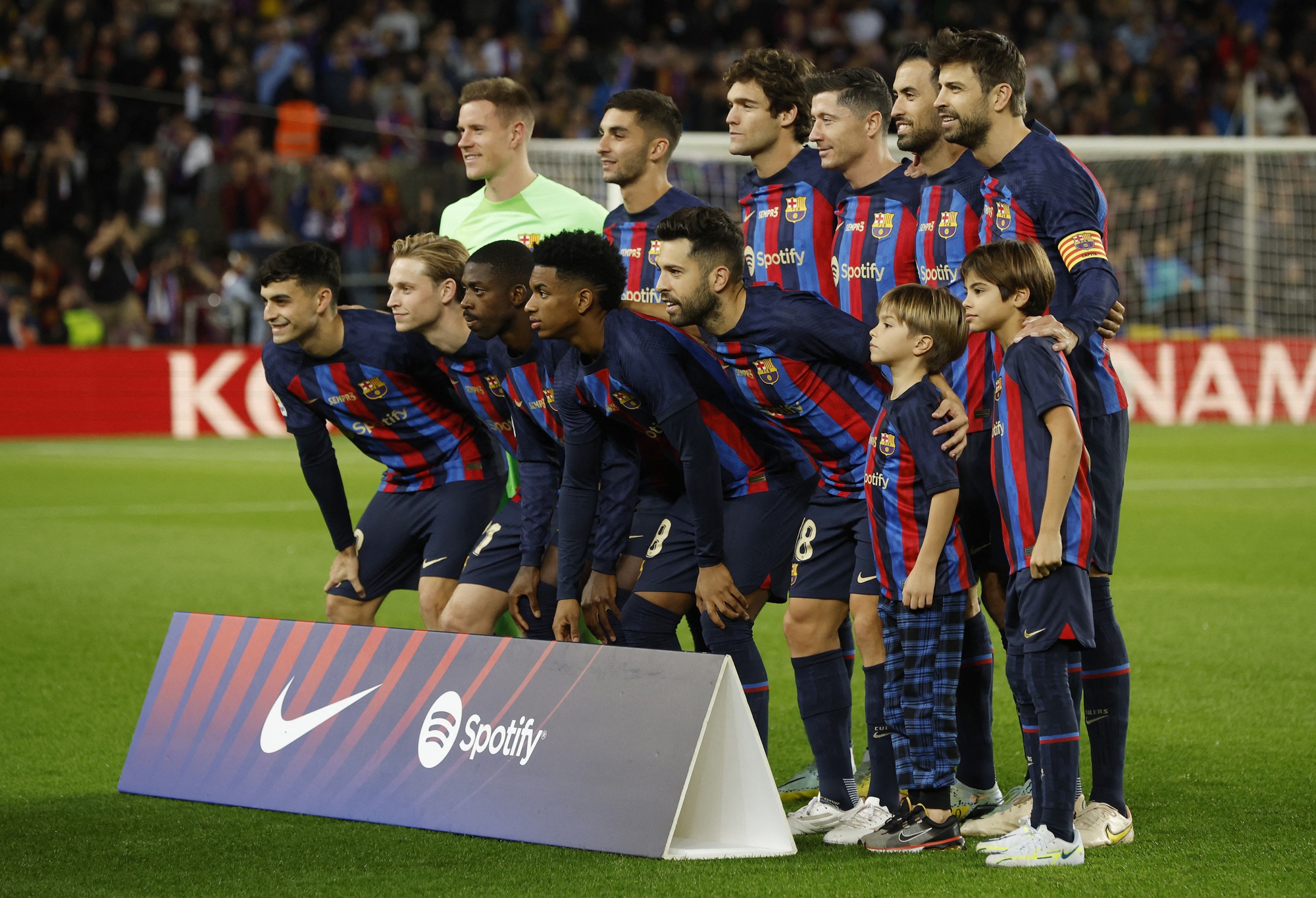 Thắng t&acirc;n binh Almeria, Barcelona nghẹn ng&agrave;o chia tay Gerard Pique - Ảnh 1.