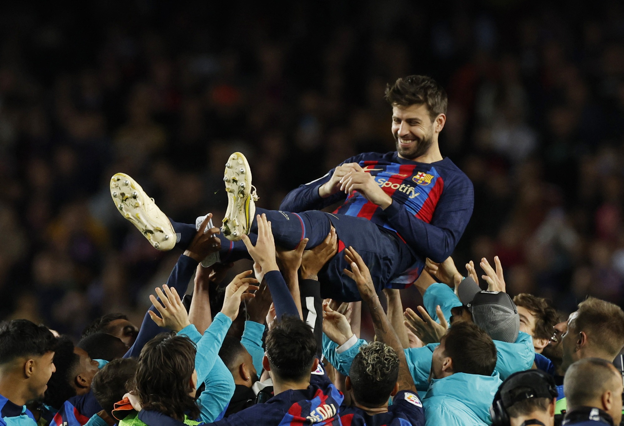 Thắng t&acirc;n binh Almeria, Barcelona nghẹn ng&agrave;o chia tay Gerard Pique - Ảnh 9.