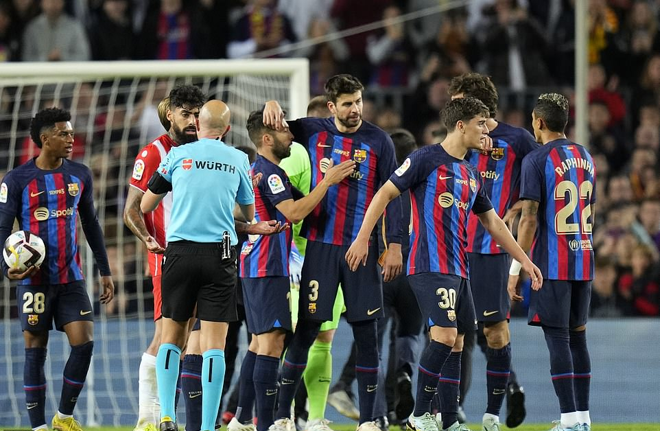 Thắng t&acirc;n binh Almeria, Barcelona nghẹn ng&agrave;o chia tay Gerard Pique - Ảnh 7.