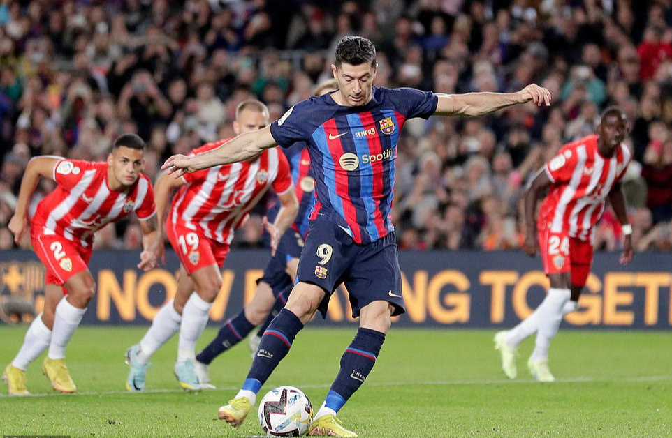 Thắng t&acirc;n binh Almeria, Barcelona nghẹn ng&agrave;o chia tay Gerard Pique - Ảnh 2.