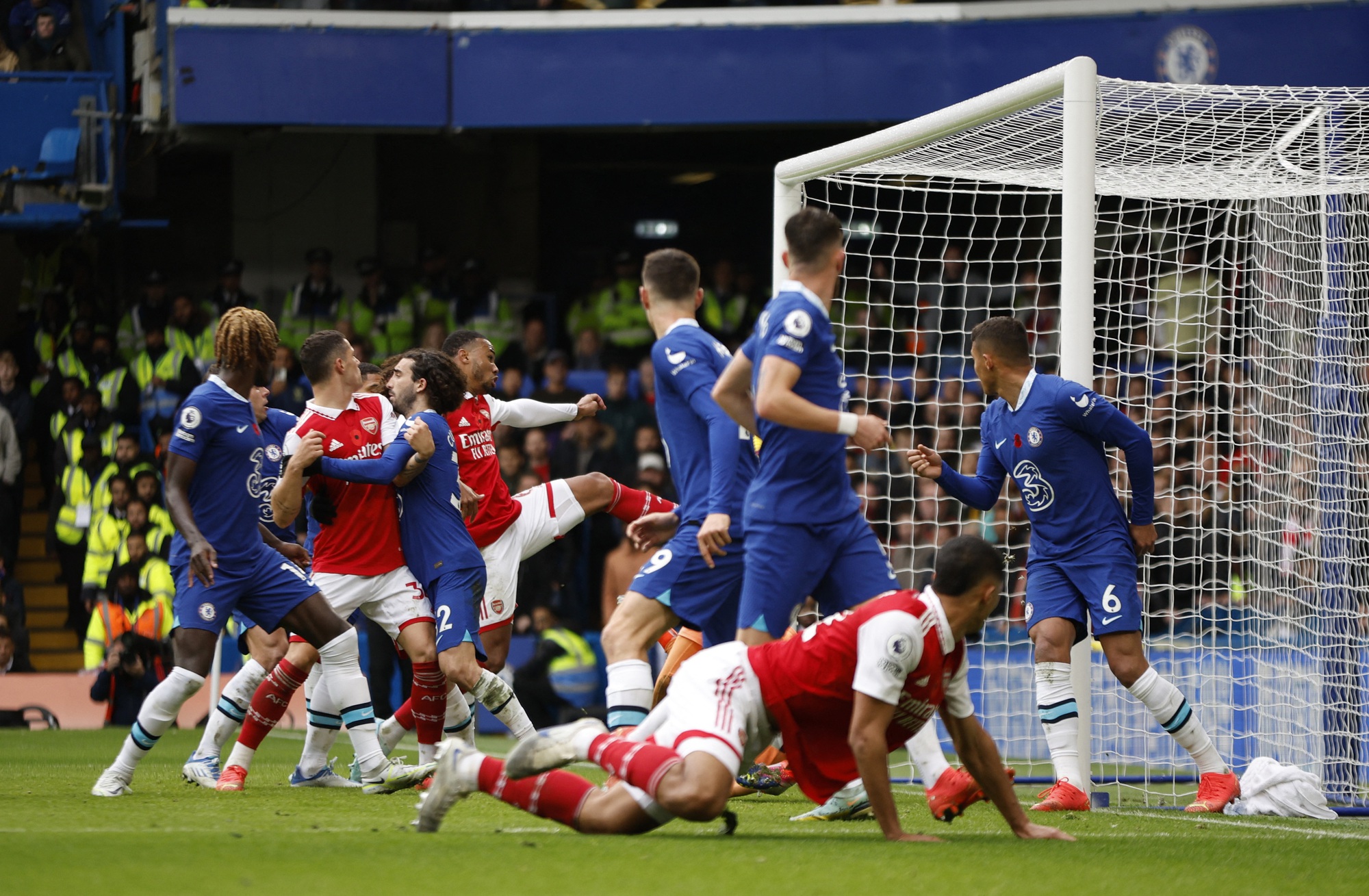 Thắng Chelsea tại Stamford Bridge, Arsenal đ&ograve;i lại ng&ocirc;i đầu Ngoại hạng - Ảnh 4.