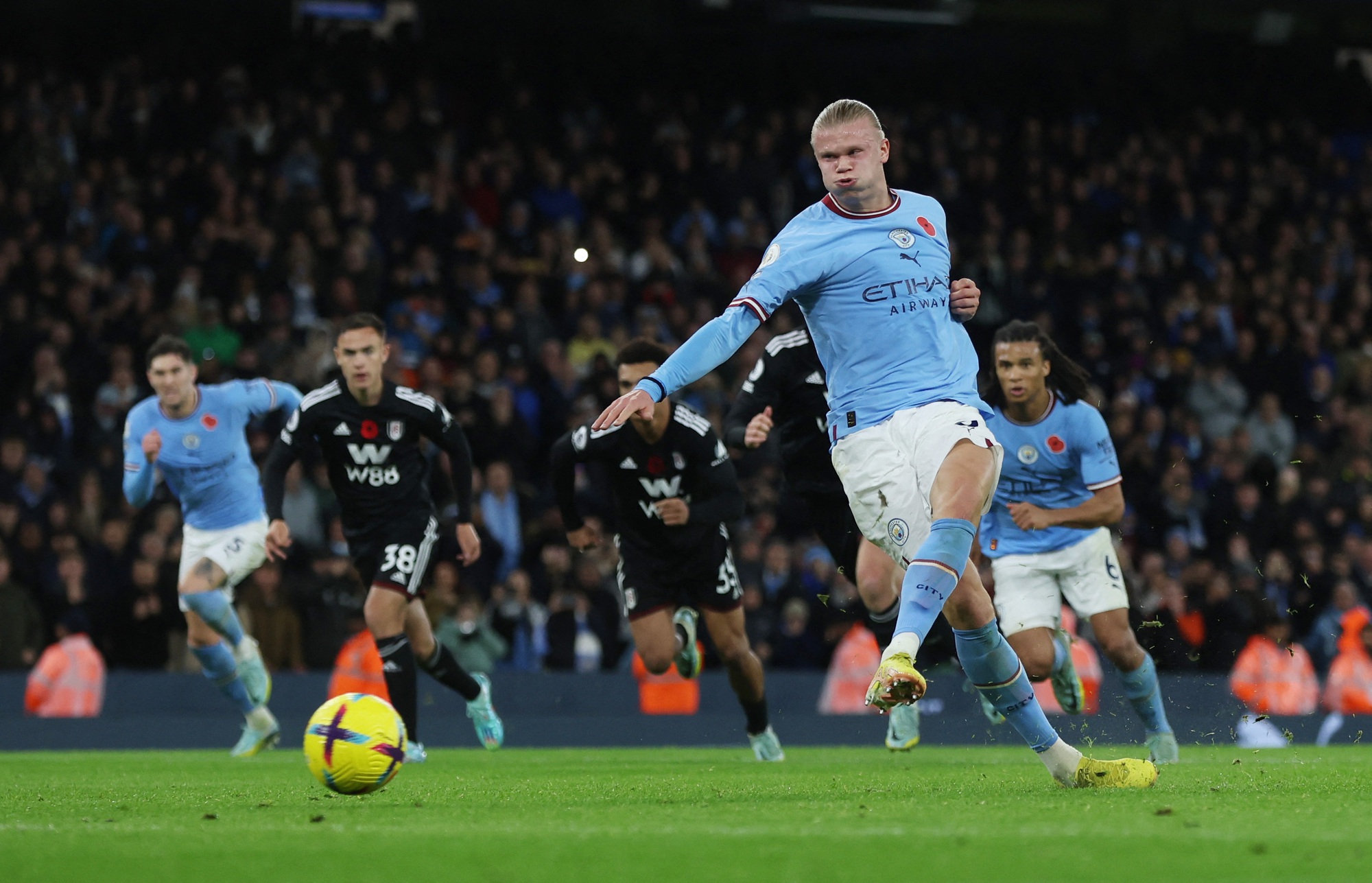 Chấp thẻ đỏ và phạt đền, Man City trở lại ngôi đầu Ngoại hạng - Ảnh 6.