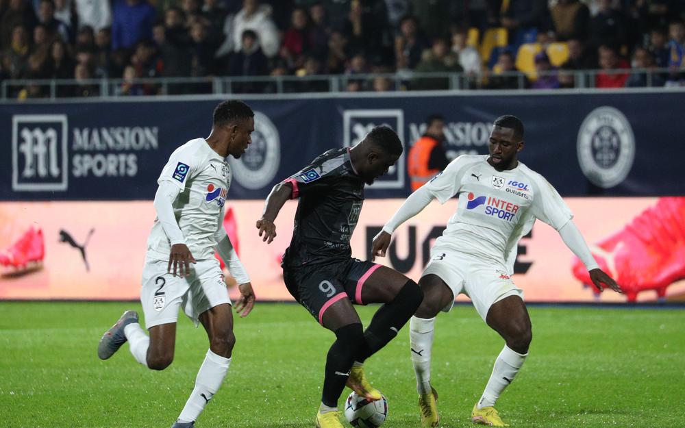 Quang Hải lại bị &ldquo;l&atilde;ng qu&ecirc;n&rdquo; ở Pau FC - Ảnh 1.