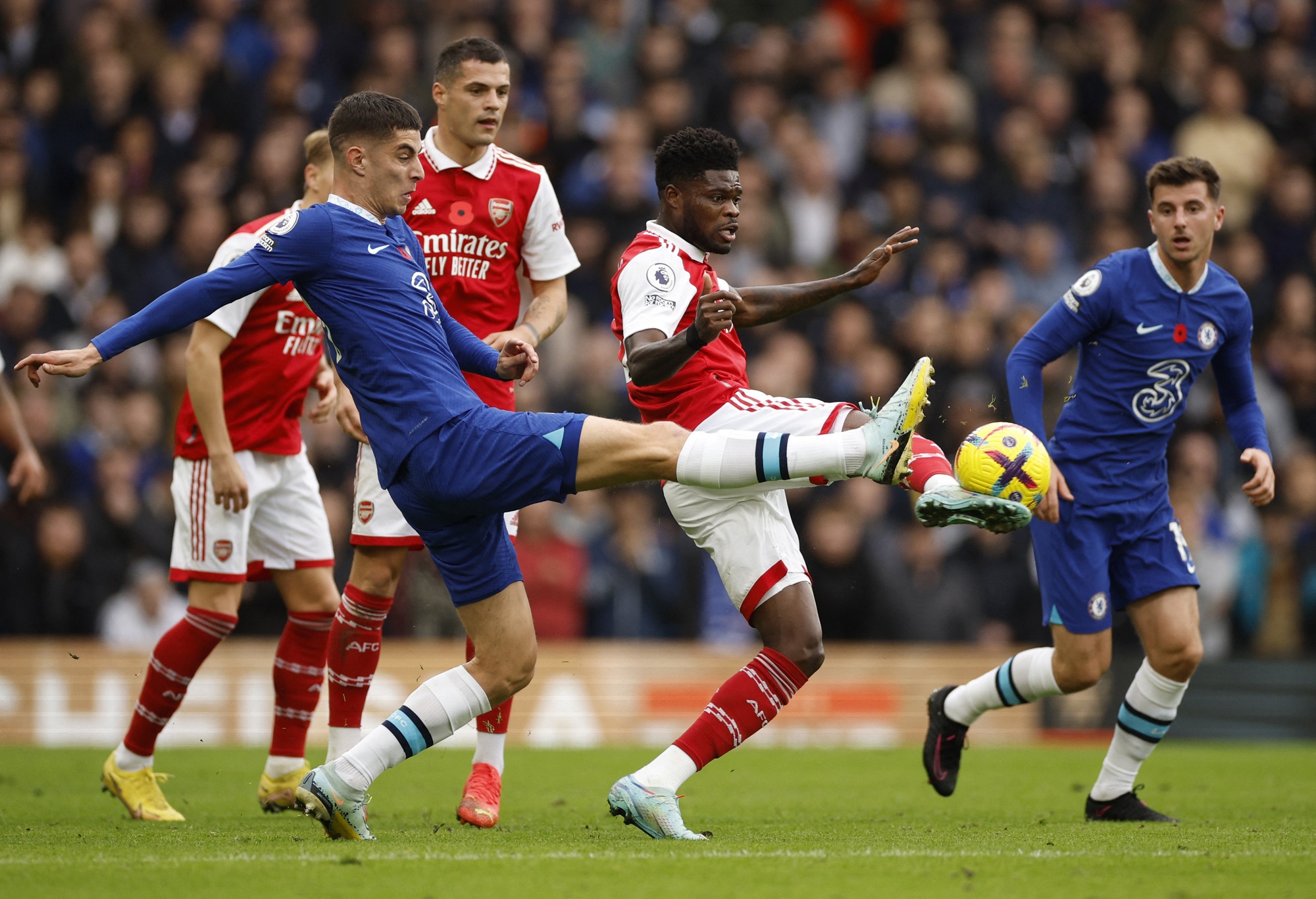 Thắng Chelsea tại Stamford Bridge, Arsenal đ&ograve;i lại ng&ocirc;i đầu Ngoại hạng - Ảnh 2.