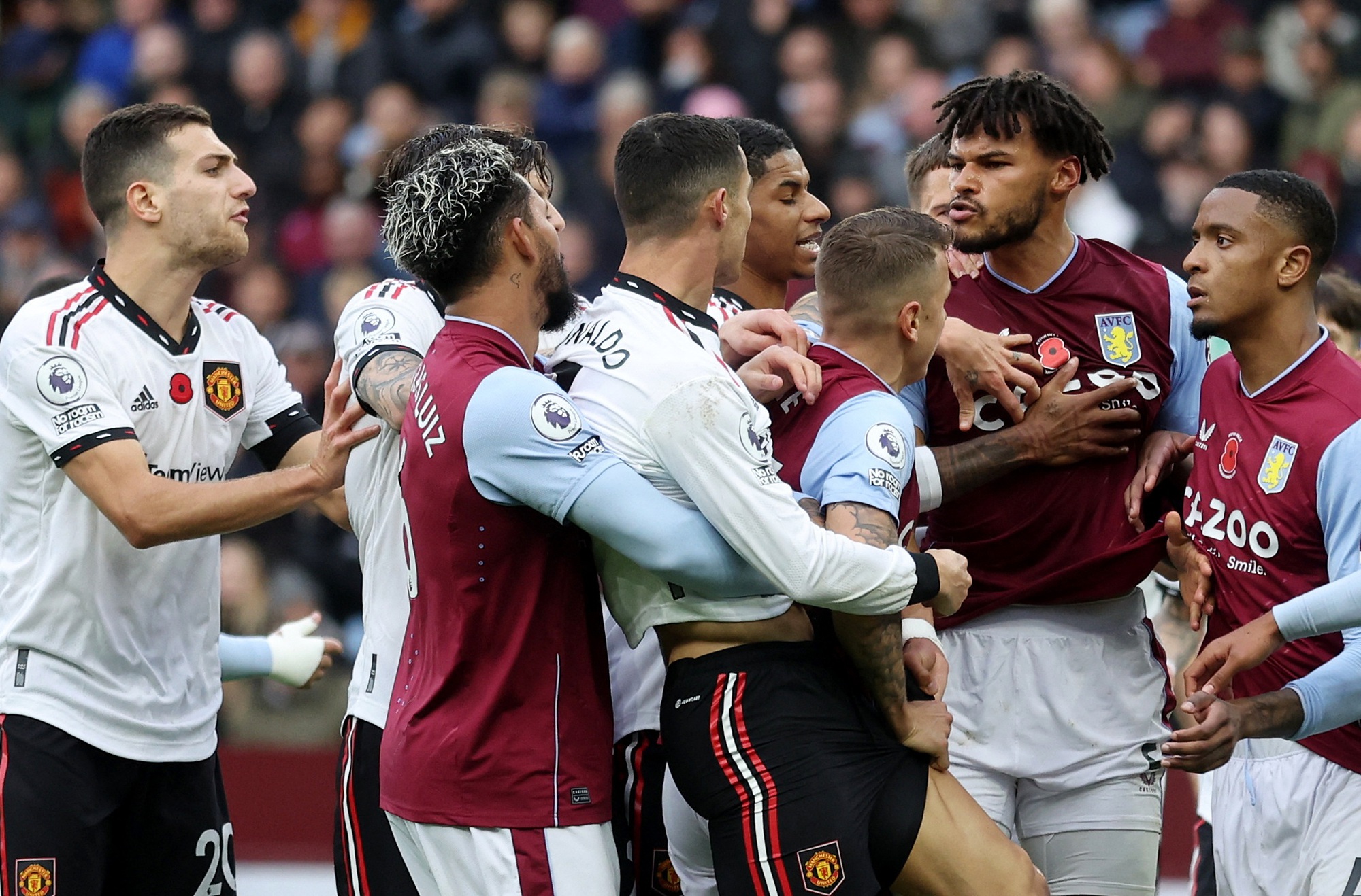 Aston Villa gieo sầu, Man United thảm bại tại Villa Park