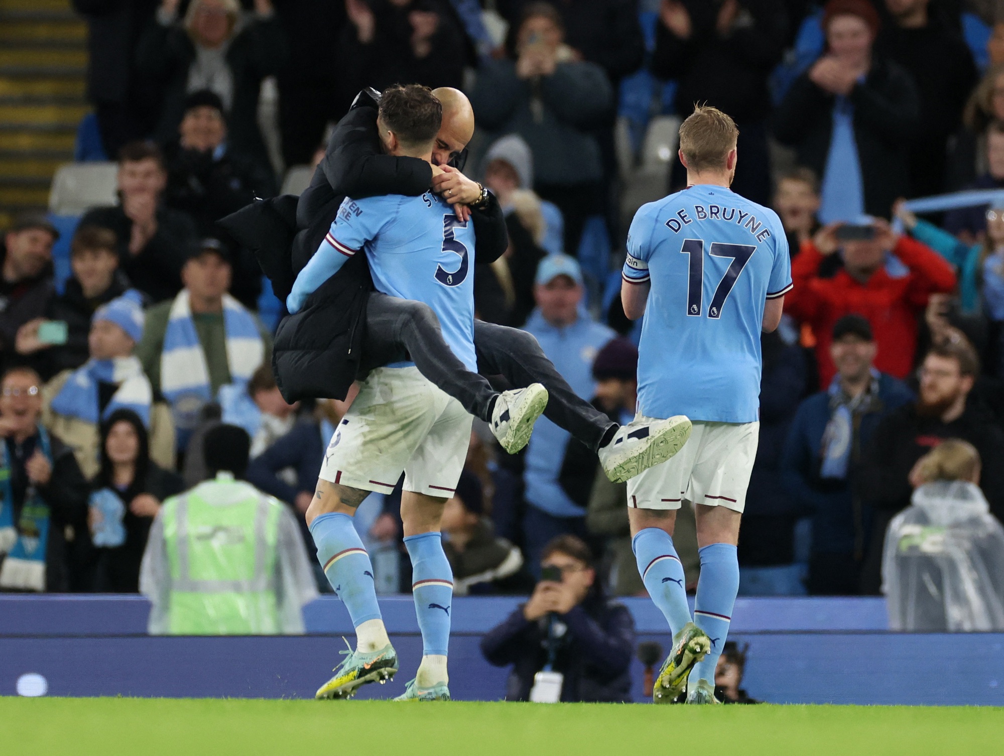 Chấp thẻ đỏ và phạt đền, Man City trở lại ngôi đầu Ngoại hạng - Ảnh 7.