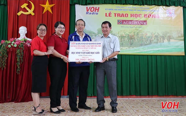 Trao tặng nh&agrave; t&igrave;nh thương, qu&agrave; cho gia đ&igrave;nh ch&iacute;nh s&aacute;ch v&agrave; hộ ngh&egrave;o ở tỉnh Vĩnh Long - Ảnh 1.