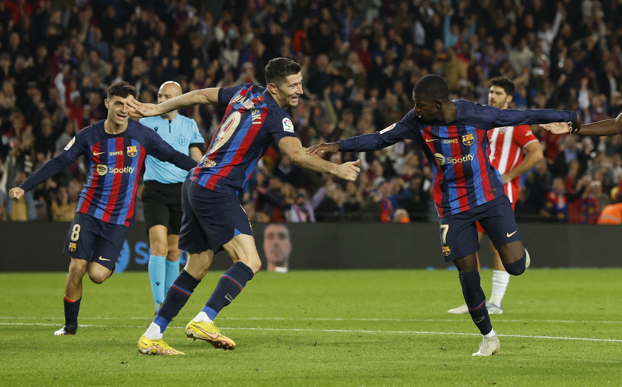 Thắng t&acirc;n binh Almeria, Barcelona nghẹn ng&agrave;o chia tay Gerard Pique - Ảnh 4.