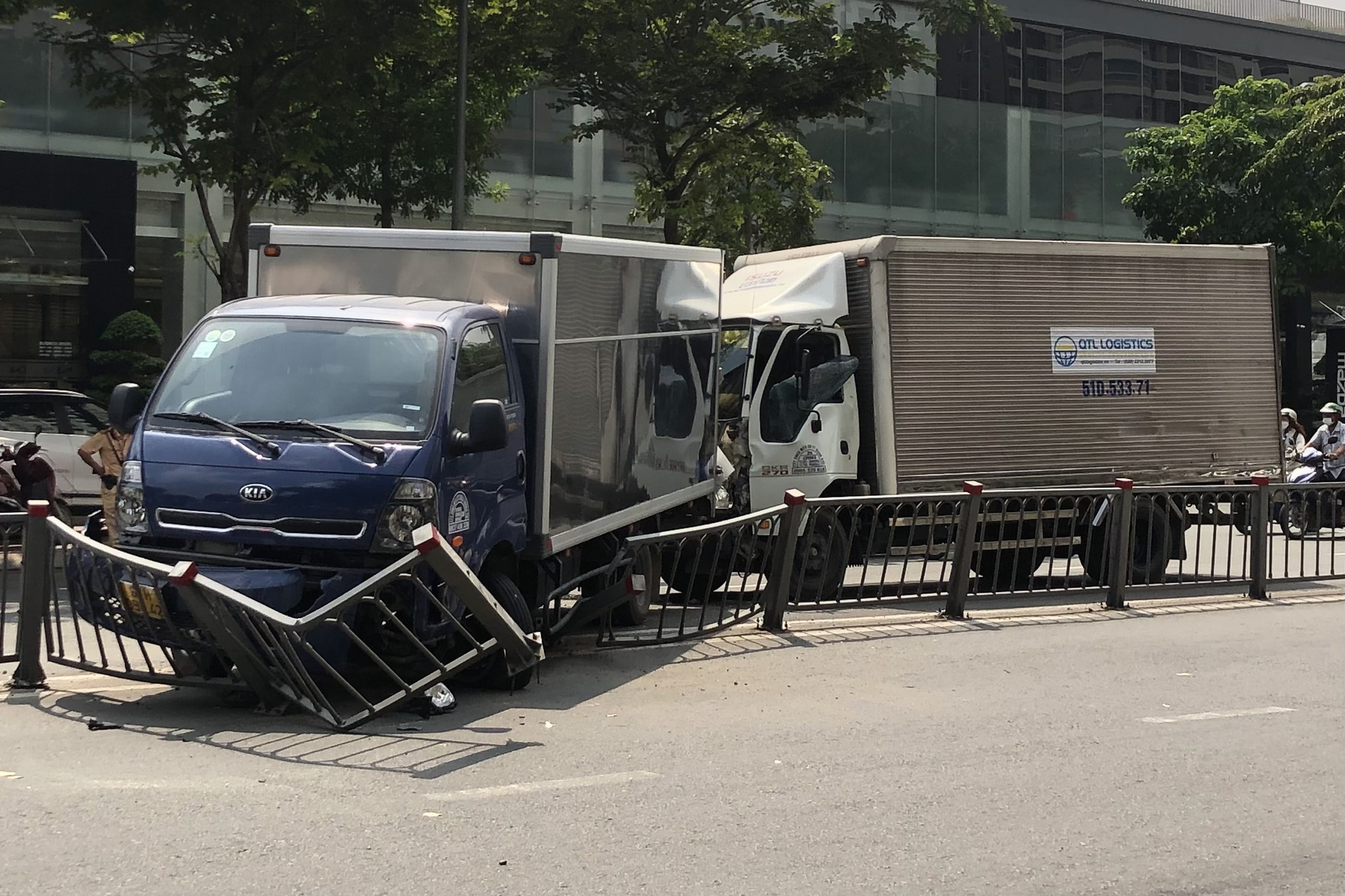 Xe tải lao qua dải phân cách trên đường Hoàng Minh Giám, quận Phú Nhuận