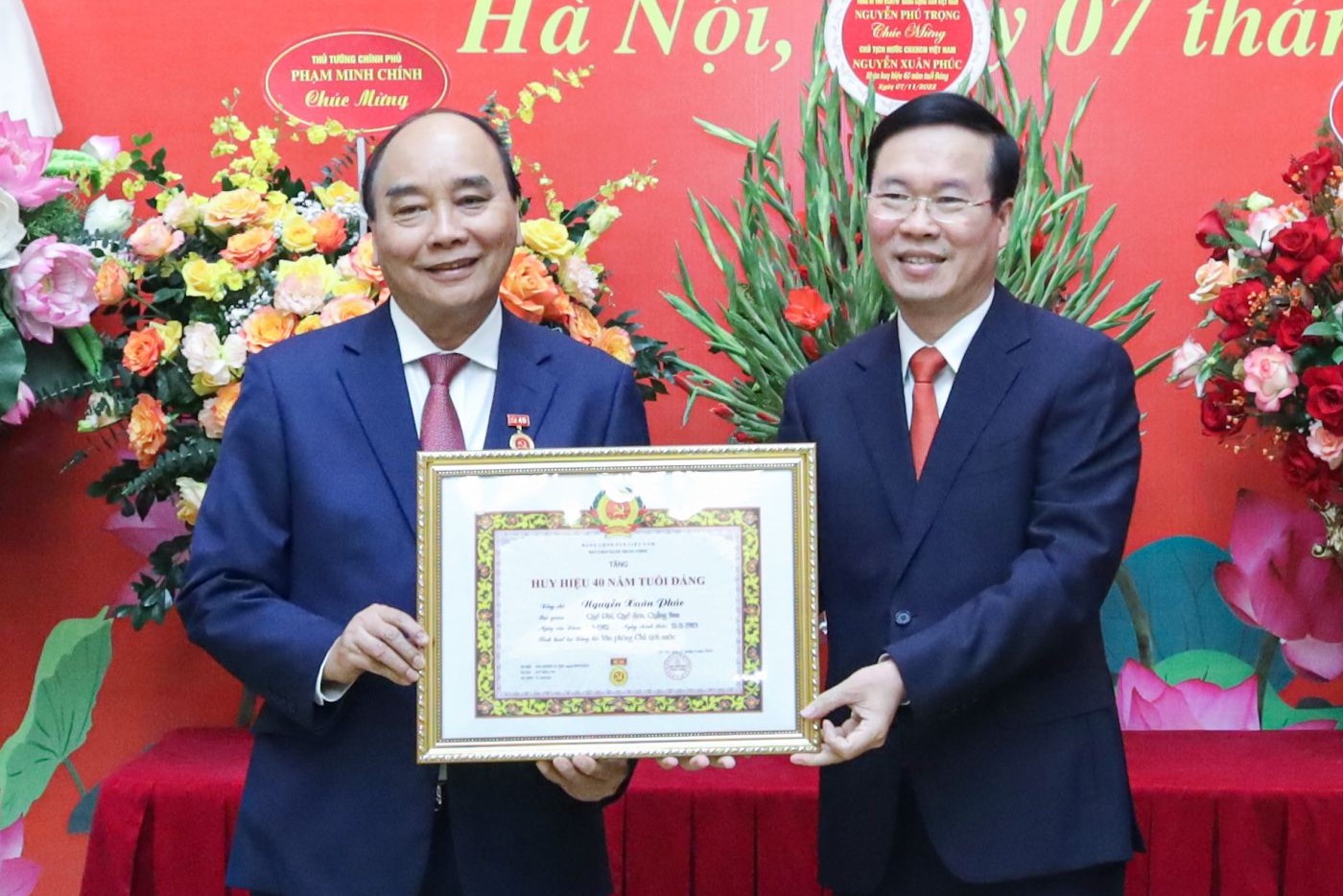 Trao Huy hiệu 40 năm tuổi Đảng tặng Chủ tịch nước Nguyễn Xuân Phúc