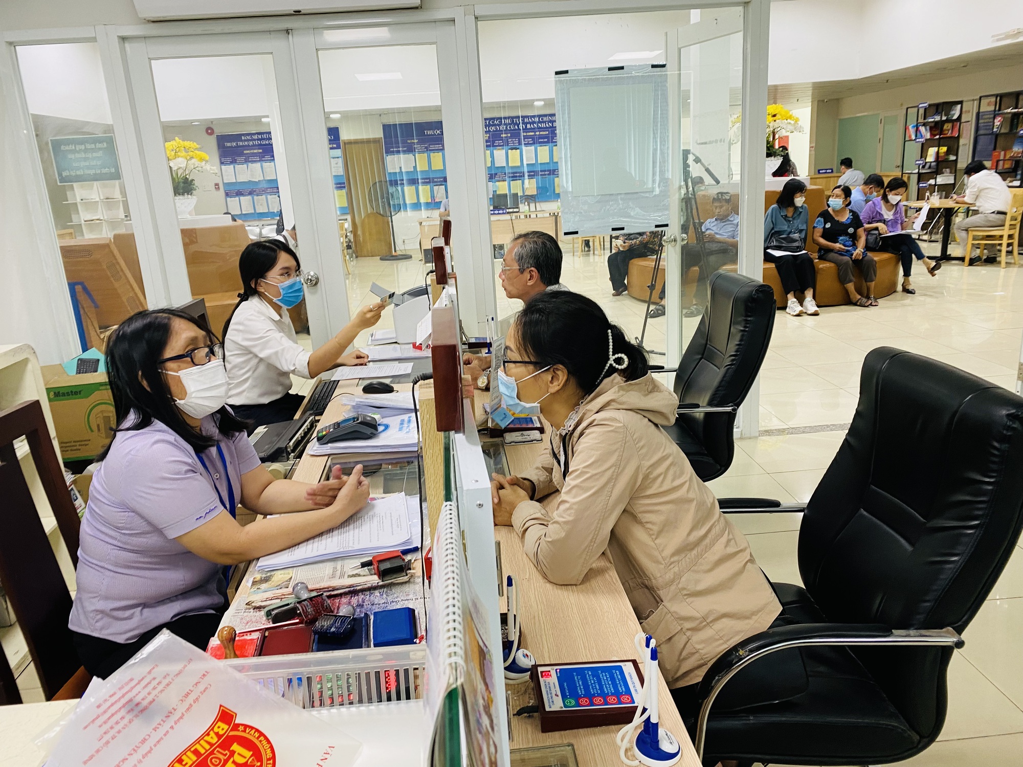 TP HCM thi tuyển cán bộ