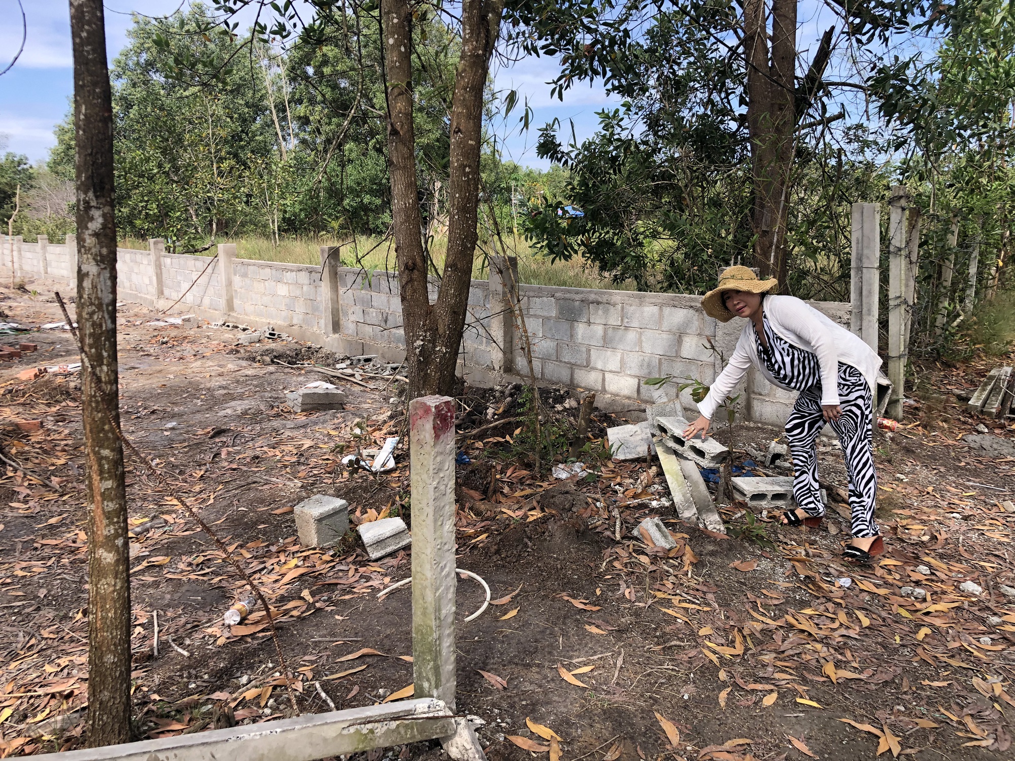 Phú Quốc: Người dân tố bị nhóm người lạ đến “cưỡng chế” đất, thách thức gọi công an