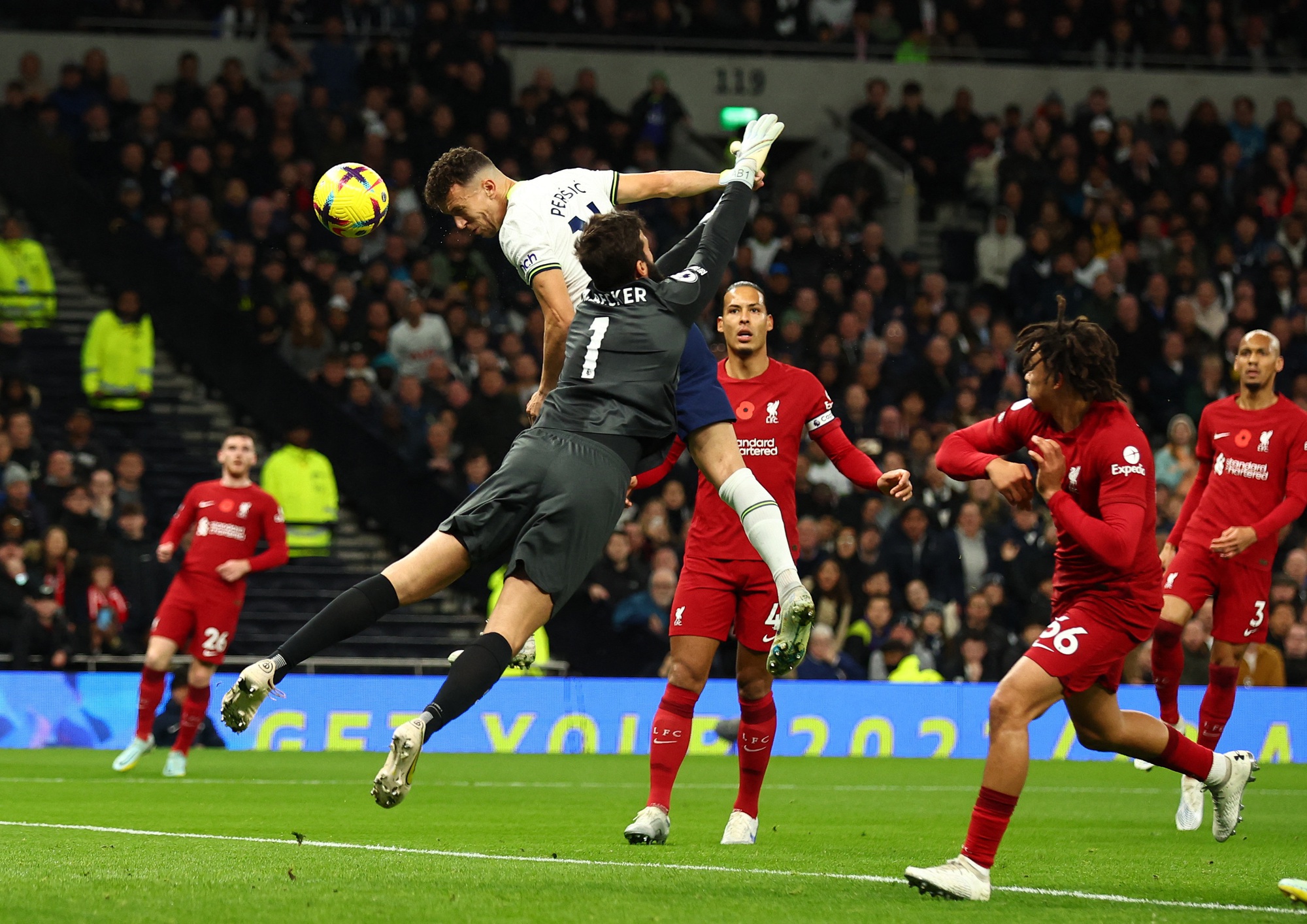 Salah bùng nổ, Liverpool hạ chủ nhà Tottenham trở lại Top 8