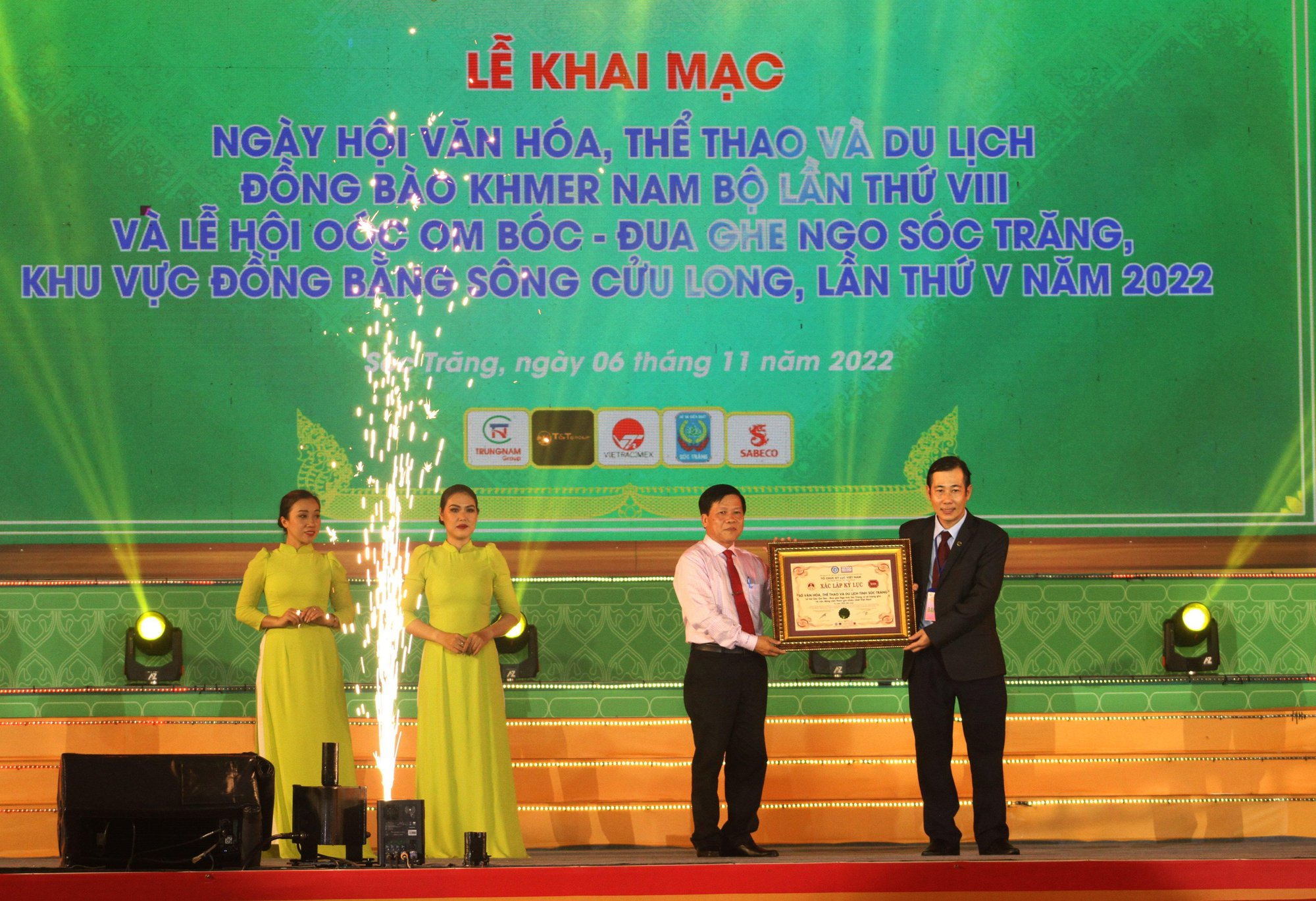 Một lễ hội đặc biệt ở Sóc Trăng nhận kỷ lục Guinness - Ảnh 2.