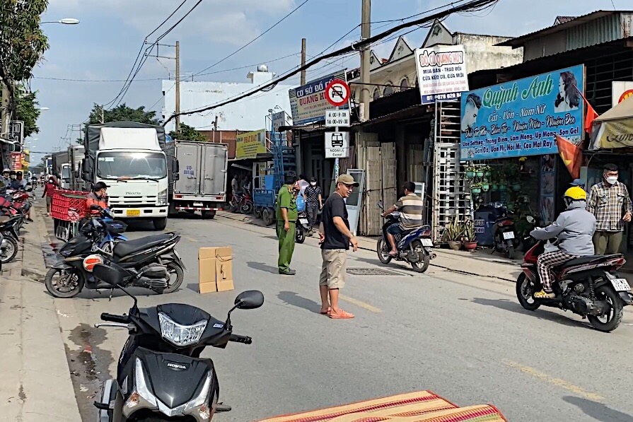 Va chạm với xe m&aacute;y, nam sinh vi&ecirc;n chết dưới b&aacute;nh &ocirc;t&ocirc; tải - Ảnh 1.