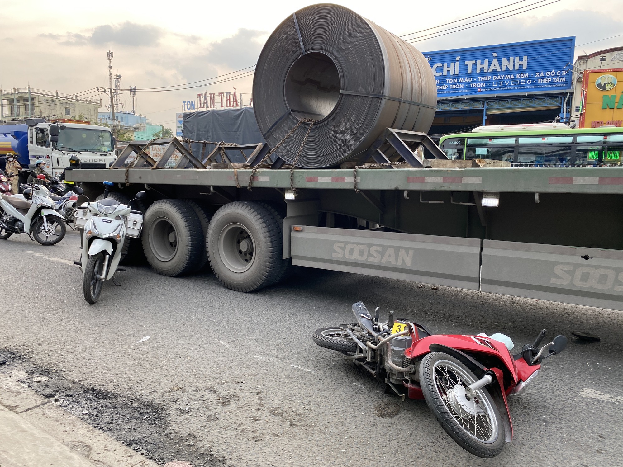 Người phụ nữ tử vong do xe đầu kéo cán qua người